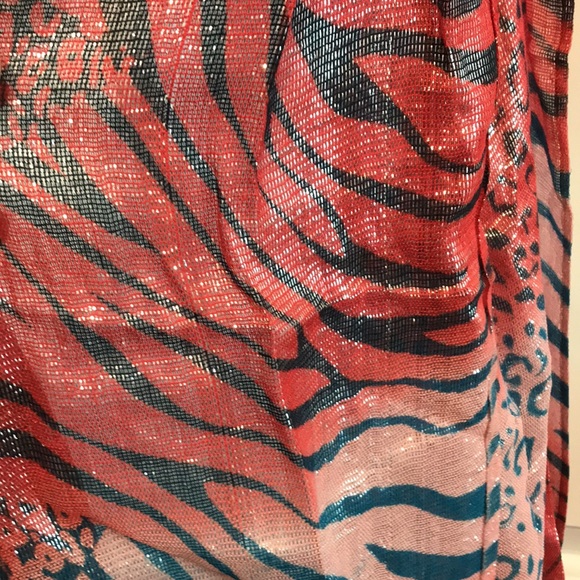 Shiny pink scarf - Picture 3 of 5